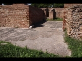 08467 ostia - regio v - insula iii - caseggiato dei lottatori (v,iii,1) (haus der ringer) - vestibulum - ri norden.jpg